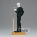 Figurine Gojo Satoru de la série Jujutsu Kaisen en costume noir, de dos avec un doigt pointé, vue 3/4 à mi-distance.