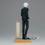 Figurine Gojo Satoru de la série Jujutsu Kaisen en costume noir, en posture détendue avec une main dans la poche, vue de dos à mi-distance.