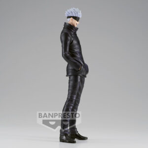 Figurine King of Artist de Gojo Satoru de la série Jujutsu Kaisen en tenue noire, en posture décontractée avec expression neutre. Vue de face à mi-distance.