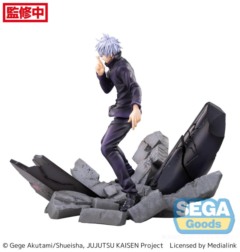 Figurine Gojo Satoru de la série Jujutsu Kaisen en tenue sombre, en posture dynamique avec expression intense, pointant vers le bas. Vue 3/4 à mi-distance sur un socle en débris.