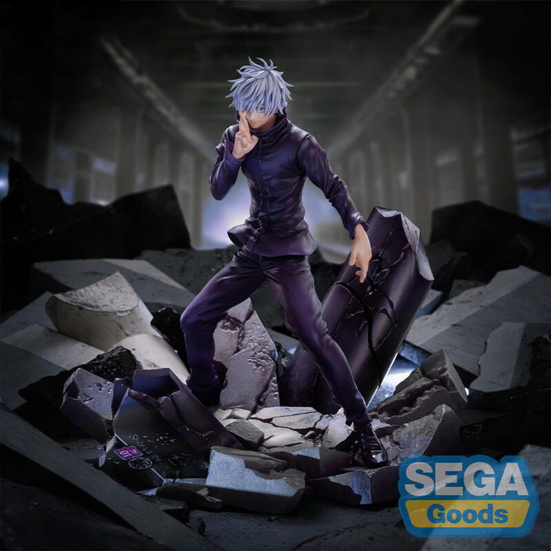 Figurine Luminasta de Gojo Satoru de la série Jujutsu Kaisen en tenue sombre, en posture d'action avec expression intense, main levée vers le visage. Vue de face à mi-distance.