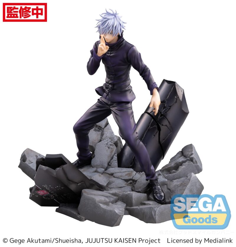 Figurine Gojo Satoru de la série Jujutsu Kaisen en uniforme sombre, en posture dynamique avec expression mystérieuse, à côté d'un grand pilier noir brisé. Vue de face à mi-distance.