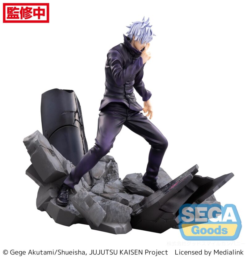 Figurine Satoru Gojo de Jujutsu Kaisen en uniforme violet, posture dynamique, base avec débris. Vue 3/4 avant en plan entier.