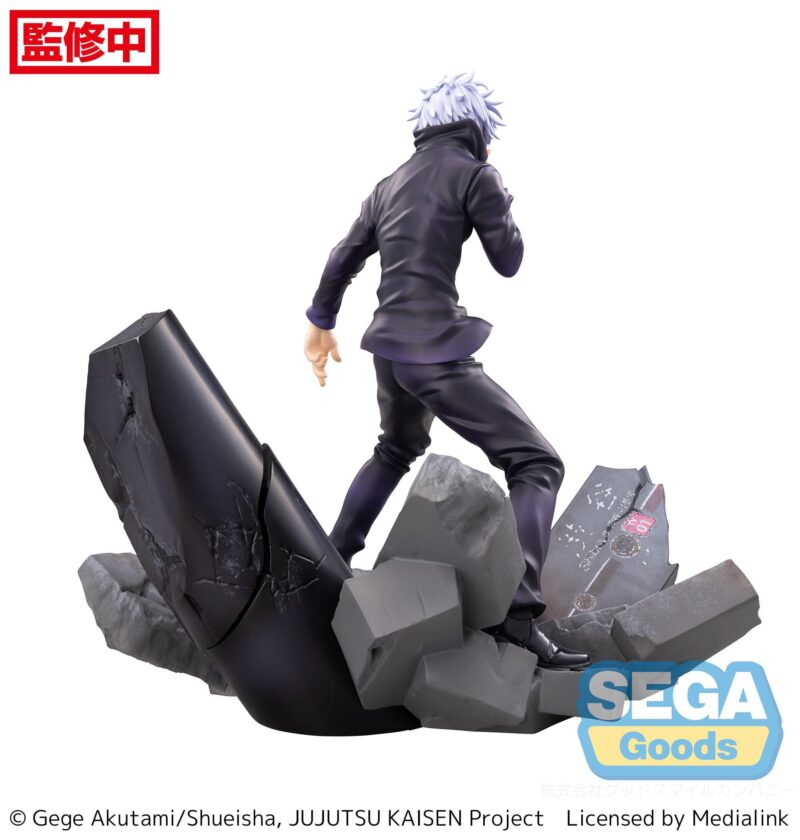 Figurine Luminasta de Gojo Satoru de la série Jujutsu Kaisen en tenue sombre, en posture dynamique avec expression déterminée, sur une base en béton fissuré. Vue 3/4 à mi-distance.