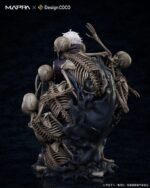 Figurine Gojo Satoru de la série Jujutsu Kaisen en manteau noir, de dos avec une expression contemplative, entouré de figures squelettiques. Vue 3/4 à mi-distance.