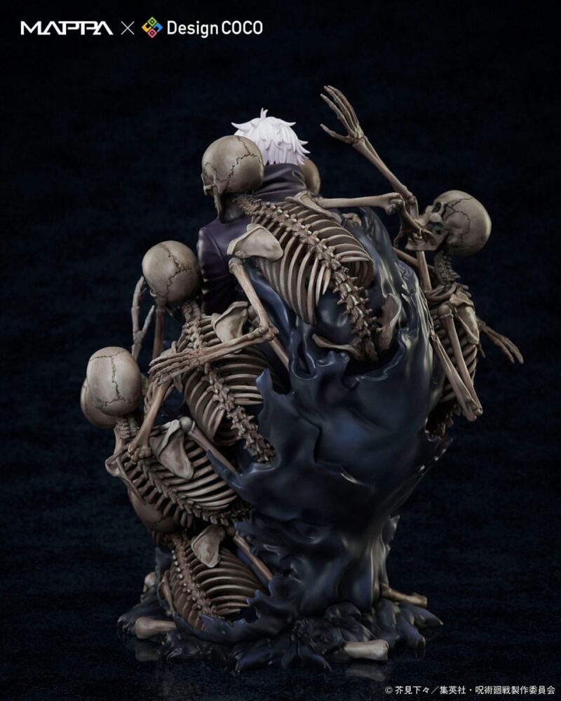 Figurine Gojo Satoru de la série Jujutsu Kaisen en manteau noir, de dos avec une expression contemplative, entouré de figures squelettiques. Vue 3/4 à mi-distance.