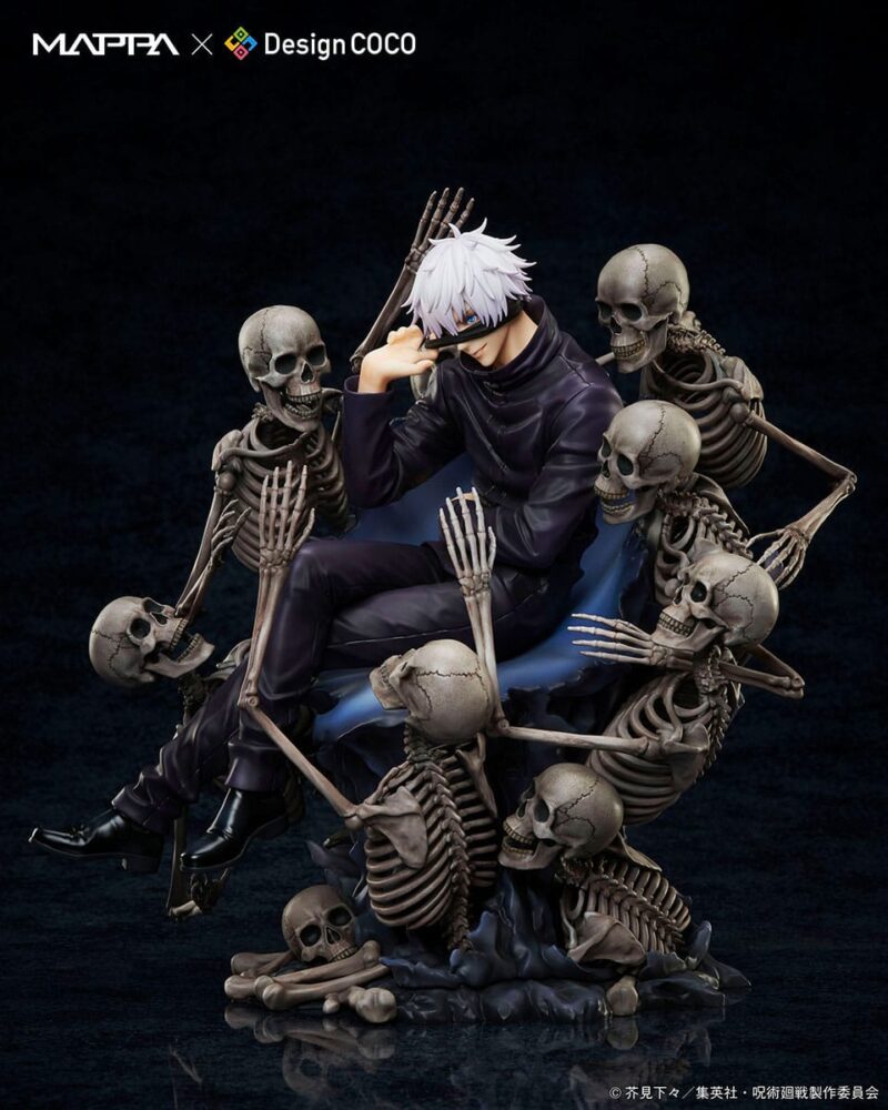 Figurine Gojo Satoru de la série Jujutsu Kaisen en tenue sombre, assis avec une main ajustant son bandeau, expression calme, entouré de squelettes. Vue de face à mi-distance.