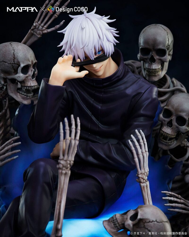 Figurine de Gojo Satoru de la série Jujutsu Kaisen en tenue sombre, assis avec une expression confiante, main près du bandeau noir. Vue de face à mi-distance.