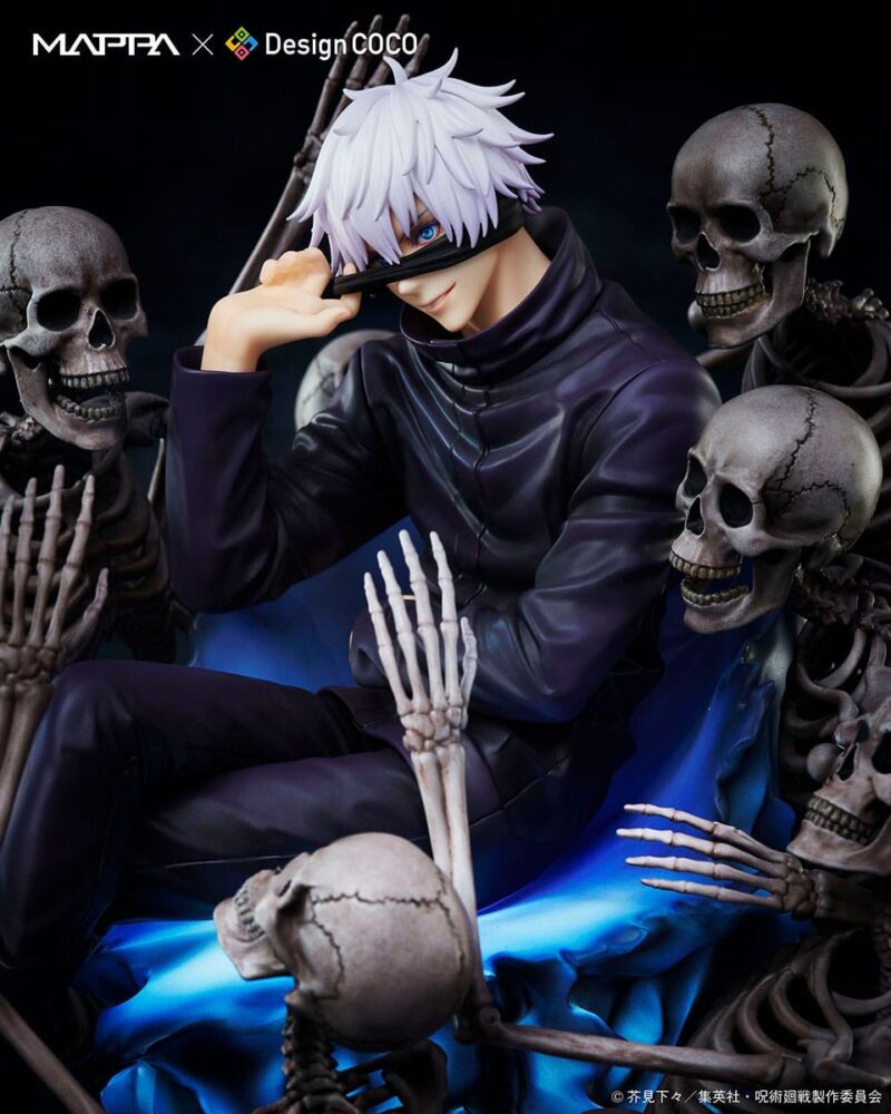 Figurine de Gojo Satoru de la série Jujutsu Kaisen en tenue sombre, levant un bandeau noir sur un œil avec un sourire confiant, entouré d'effets bleus et de squelettes. Vue de face à mi-distance.