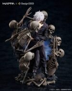 Figurine Gojo Satoru de la série Jujutsu Kaisen en manteau noir, assis sur un trône de squelettes, main levée près du visage, expression mystérieuse. Vue de face à mi-distance.