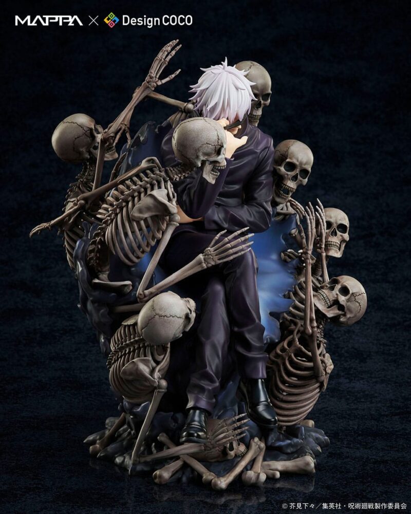 Figurine Gojo Satoru de la série Jujutsu Kaisen en manteau noir, assis sur un trône de squelettes, main levée près du visage, expression mystérieuse. Vue de face à mi-distance.