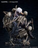 Figurine de Gojo Satoru de la série Jujutsu Kaisen en tenue noire, assis avec un bras levé, expression confiante, entouré de figures squelettiques. Vue de face à mi-distance.