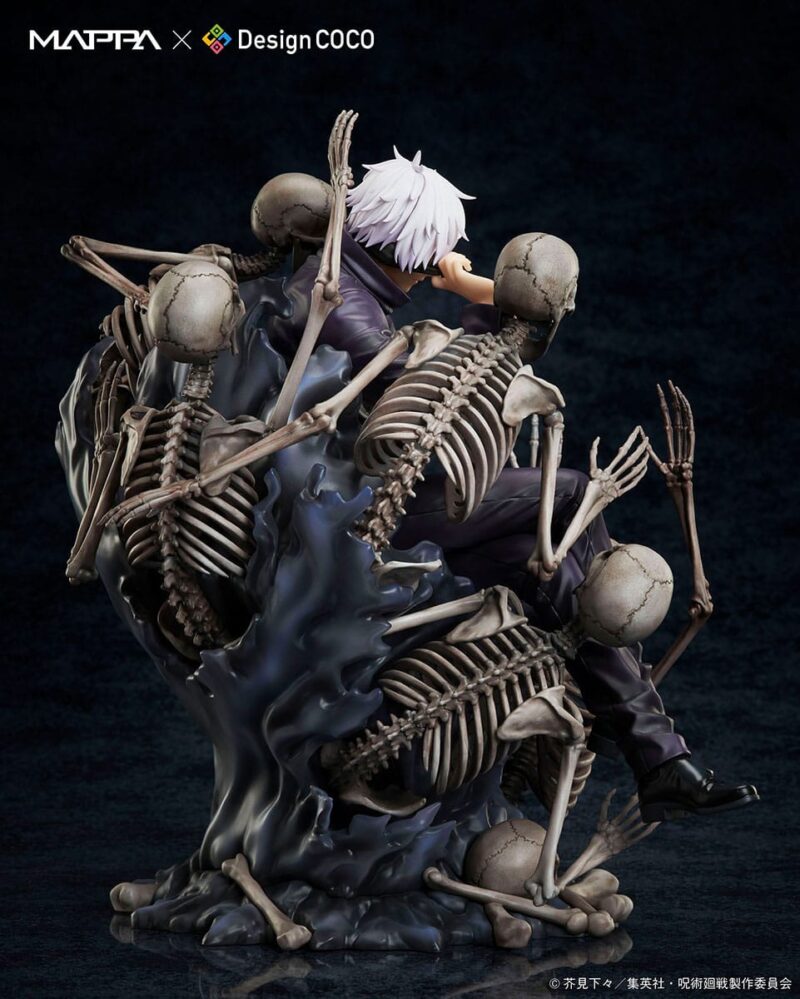 Figurine de Gojo Satoru de la série Jujutsu Kaisen en tenue noire, assis avec un bras levé, expression confiante, entouré de figures squelettiques. Vue de face à mi-distance.