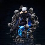 Figurine de Gojo Satoru de la série Jujutsu Kaisen en tenue sombre, assis avec une main sur le visage, expression confiante, sur un trône entouré de squelettes. Vue de face à mi-distance.