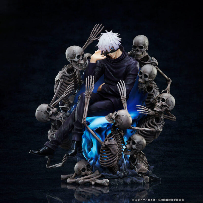 Figurine de Gojo Satoru de la série Jujutsu Kaisen en tenue sombre, assis avec une main sur le visage, expression confiante, sur un trône entouré de squelettes. Vue de face à mi-distance.