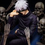Figurine Gojo Satoru de la série Jujutsu Kaisen en tenue sombre, en posture confiante avec expression calme, tenant un bandeau noir. Vue de face à mi-distance.