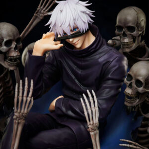 Figurine Gojo Satoru de la série Jujutsu Kaisen en tenue sombre, en posture confiante avec expression calme, tenant un bandeau noir. Vue de face à mi-distance.