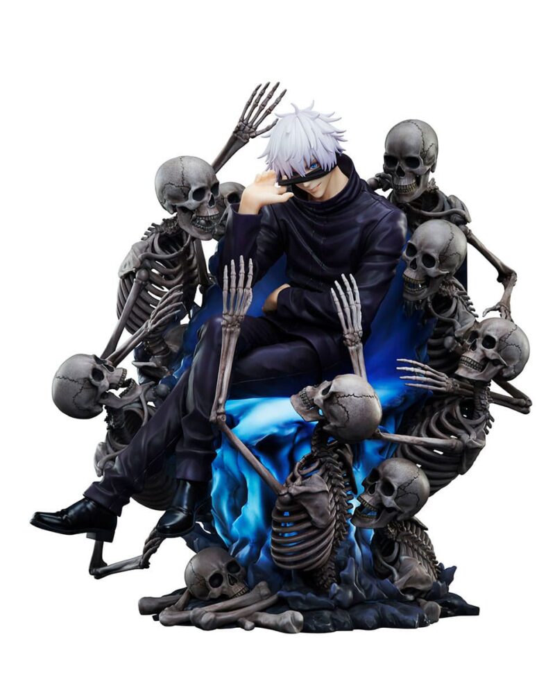 Figurine Gojo Satoru de la série Jujutsu Kaisen en tenue sombre, en posture détendue avec expression calme, assis sur un trône entouré de squelettes. Vue 3/4 à mi-distance.