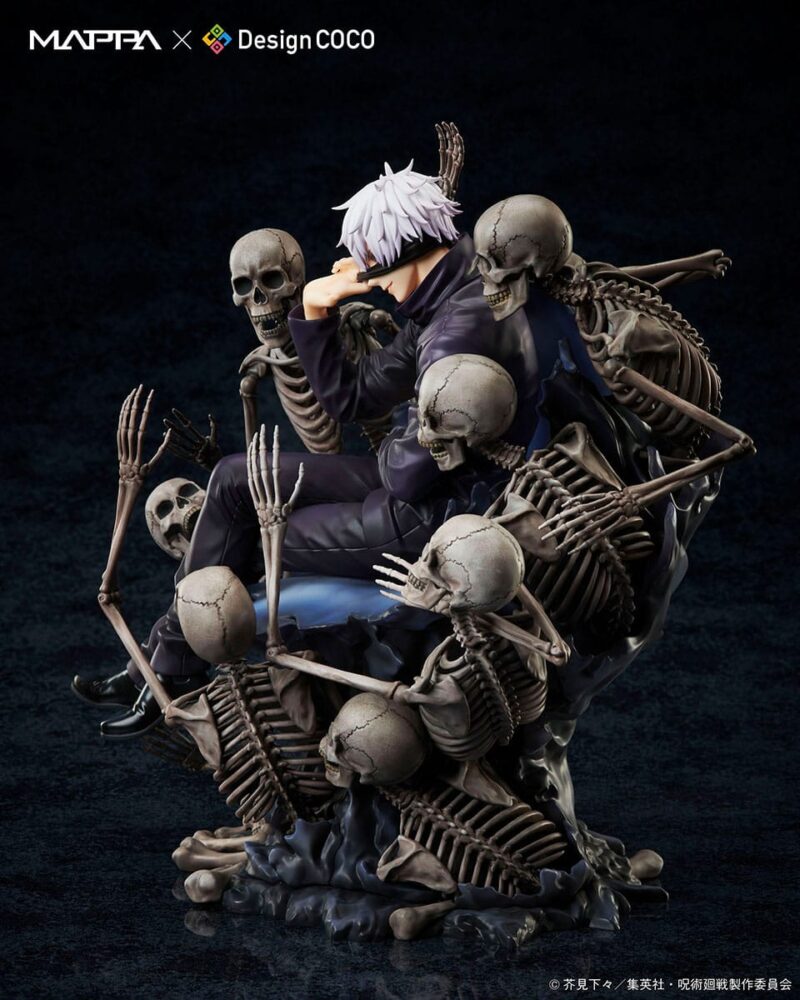 Figurine de Gojo Satoru de la série Jujutsu Kaisen en tenue sombre, assis avec une main près du menton, sur un trône de squelettes. Vue 3/4 à mi-distance.