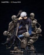 Figurine Gojo Satoru de la série Jujutsu Kaisen en tenue sombre, assis avec une expression neutre, portant un bandeau noir. Vue de face à mi-distance.