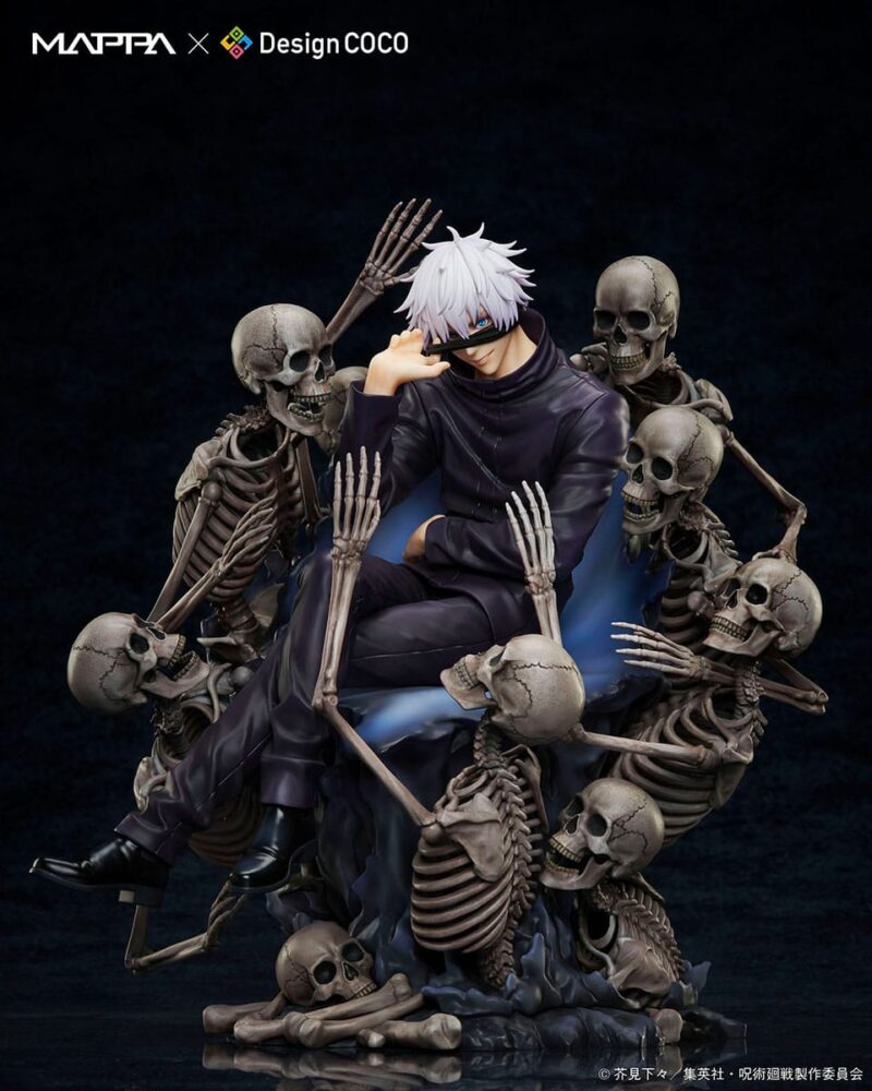 Figurine Gojo Satoru de la série Jujutsu Kaisen en tenue sombre, assis avec une expression neutre, portant un bandeau noir. Vue de face à mi-distance.