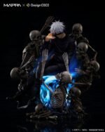 Figurine de Gojo Satoru de la série Jujutsu Kaisen en tenue noire, assis sur un trône de squelettes, avec une expression calme et un bandeau sur les yeux. Vue de face à mi-distance.