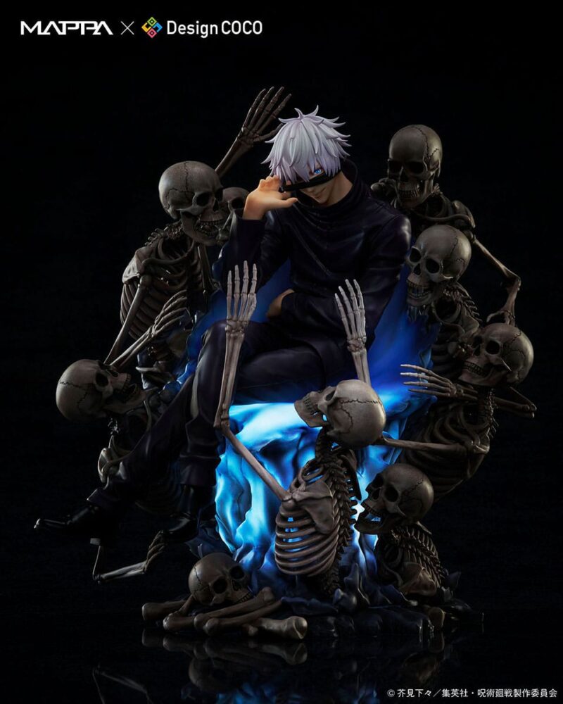 Figurine de Gojo Satoru de la série Jujutsu Kaisen en tenue noire, assis sur un trône de squelettes, avec une expression calme et un bandeau sur les yeux. Vue de face à mi-distance.