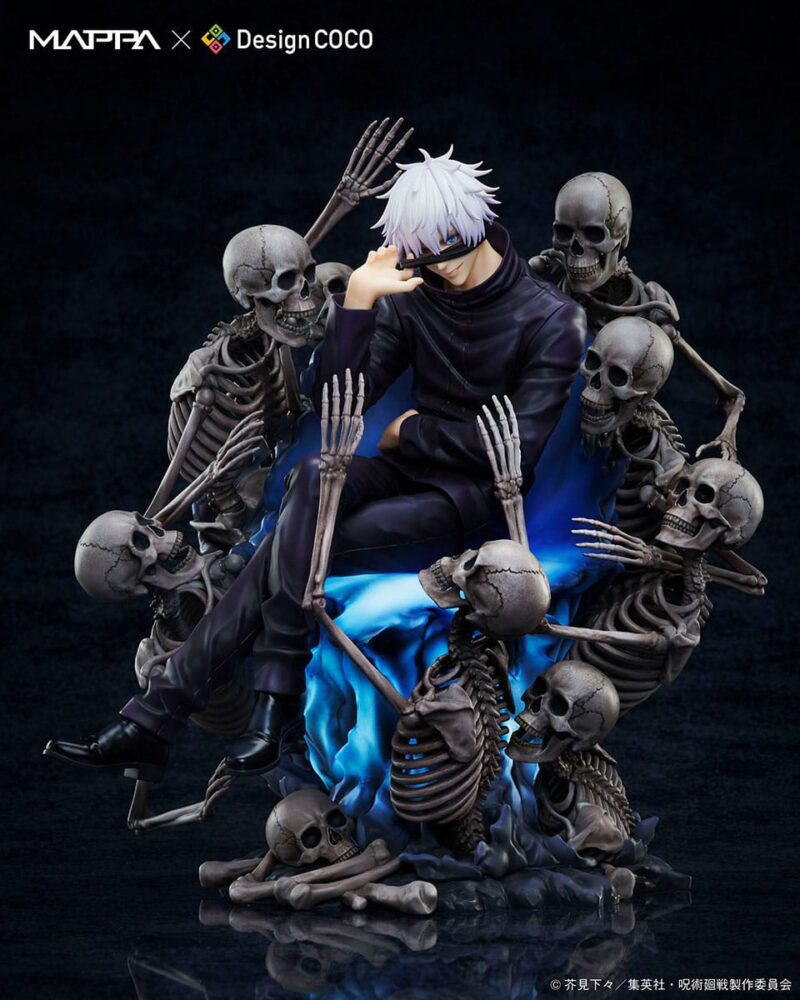 Figurine Gojo Satoru de la série Jujutsu Kaisen en tenue sombre, assis sur un trône de squelettes, ajustant un bandeau, avec une expression confiante. Vue de face à mi-distance.
