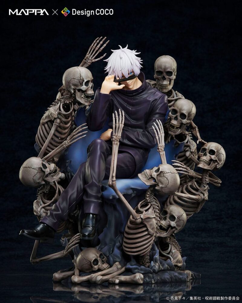 Figurine Funko Pop! de Gojo Satoru de la série Jujutsu Kaisen en tenue noire, assis sur un trône avec une expression confiante, entouré de squelettes. Vue de face à mi-distance.