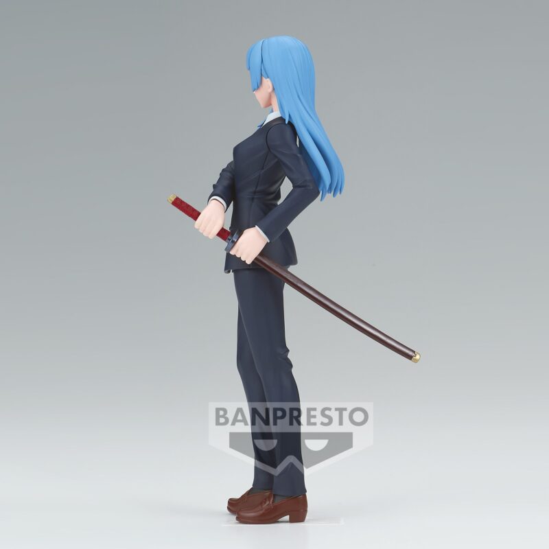 Figurine Kasumi Miwa de Jujutsu Kaisen en uniforme bleu, tenant un katana derrière le dos. Vue de profil gauche en plan entier.