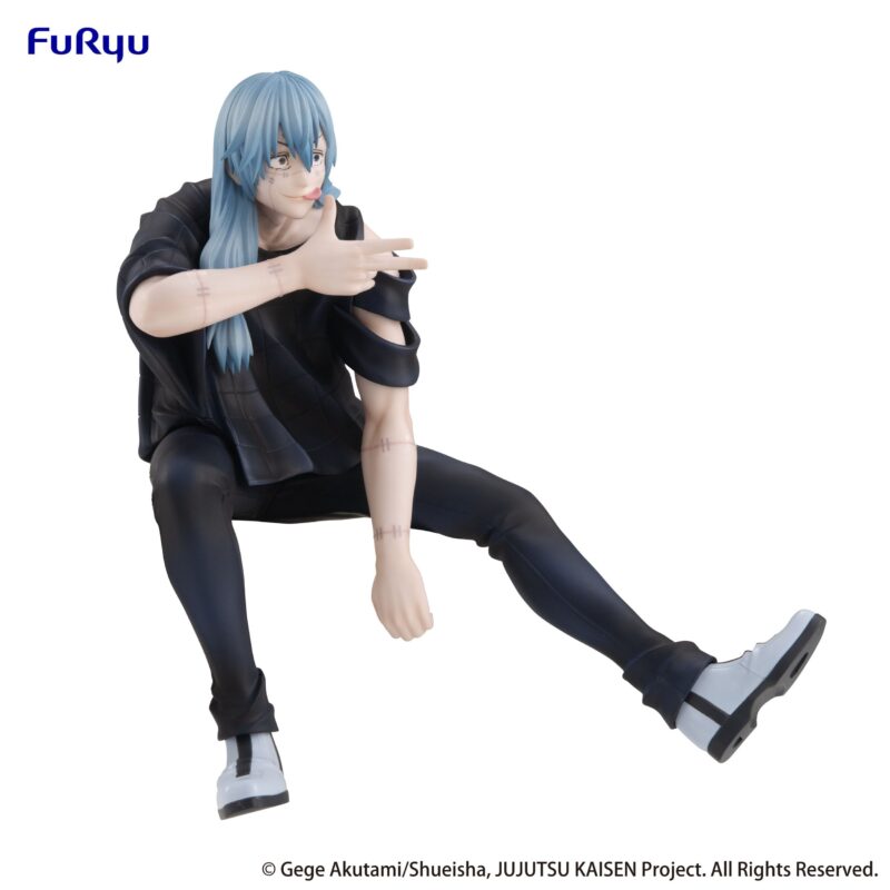 Figurine Noodle Stopper de Mahito de la série Jujutsu Kaisen en tenue noire à motifs, assis avec une expression espiègle, main droite pointant comme une arme. Vue de face à mi-distance.