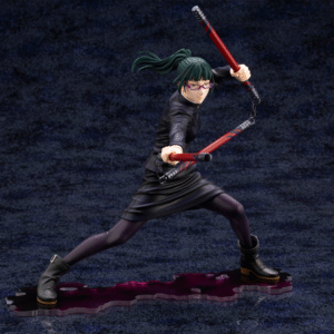 Figurine Maki Zenin de Jujutsu Kaisen en uniforme bleu, posture dynamique avec deux bâtons rouges reliés par une chaîne. Vue 3/4 avant en plan entier.