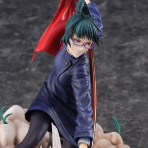 Figurine Maki Zenin de la série Jujutsu Kaisen en uniforme bleu, en posture dynamique avec expression confiante, un objet rouge flottant derrière elle. Vue 3/4 à mi-distance.
