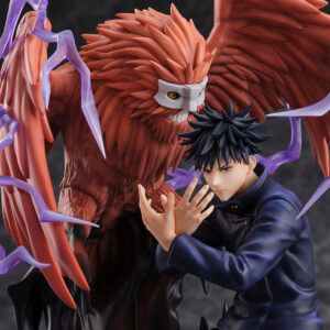 Figurine Megumi Fushiguro de la série Jujutsu Kaisen en uniforme bleu, en posture dynamique avec expression intense, entouré de filaments violets. Vue de face à mi-distance.