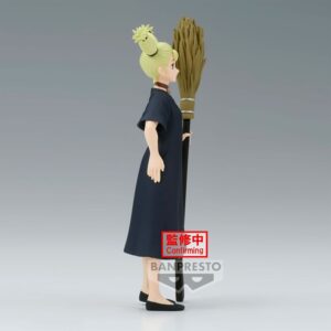 Figurine Banpresto de Momo Nishimiya de la série Jujutsu Kaisen en robe noire, en profil à droite, avec une posture calme, tenant un grand balai. Vue de profil à mi-distance.
