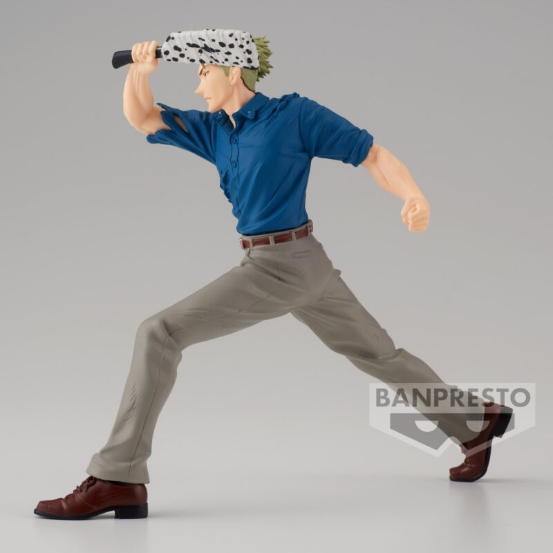 Figurine de Kento Nanami de la série Jujutsu Kaisen en chemise bleue, en posture dynamique avec expression déterminée, tenant un objet ressemblant à une épée au-dessus de sa tête. Vue de face à mi-distance.