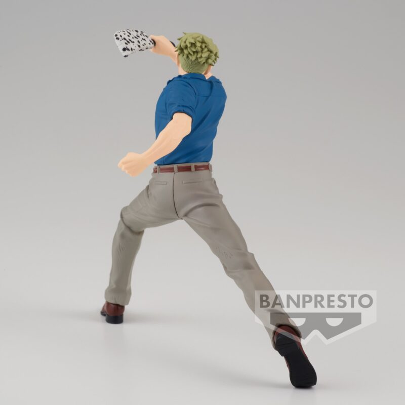 Figurine Kento Nanami de la série Jujutsu Kaisen en chemise bleue et pantalon beige, en posture dynamique avec expression déterminée, tenant un objet specklé. Vue 3/4 à mi-distance.
