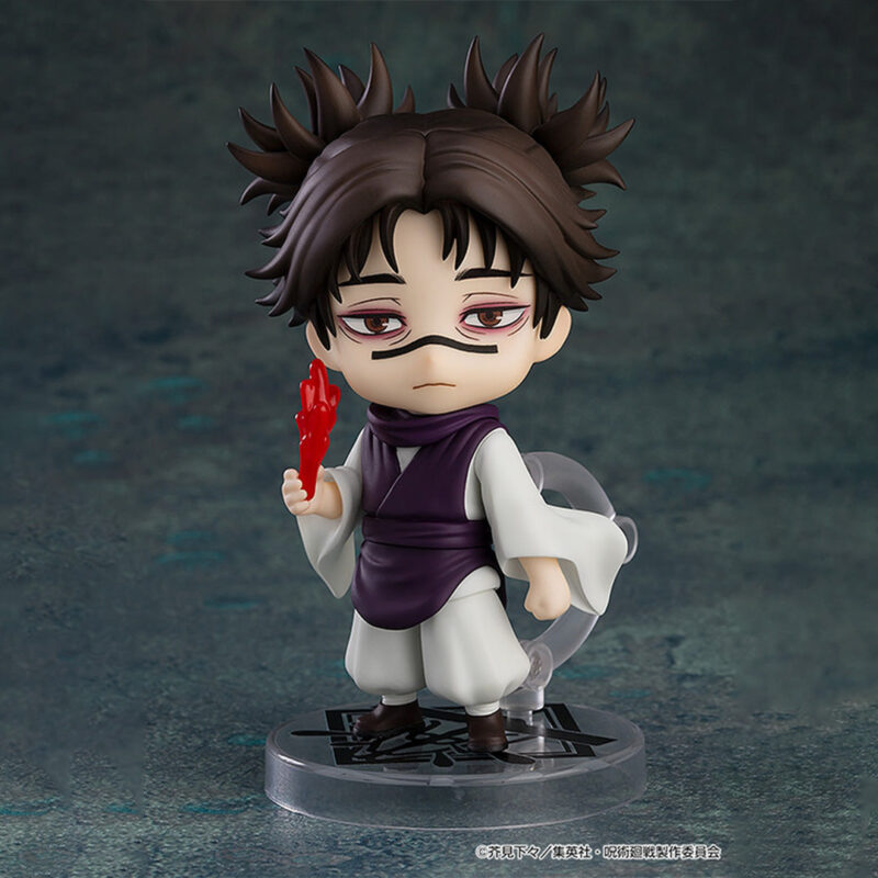 Nendoroid de Choso de la série Jujutsu Kaisen en robe blanche et pantalon violet, en posture dynamique avec expression sérieuse, tenant un objet rouge. Vue de face à mi-distance.