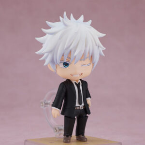 Nendoroid de Gojo Satoru de la série Jujutsu Kaisen en costume noir, en posture confiante avec un sourire espiègle, vue de face à mi-distance.