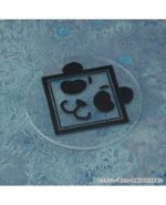 jujutsu-kaisen-figurine-nendoroid-panda_1 Nendoroid de Panda de la série Jujutsu Kaisen en uniforme scolaire, en posture joyeuse avec expression amicale, sur une plateforme transparente avec un design de visage de panda. Vue 3/4 à mi-distance.