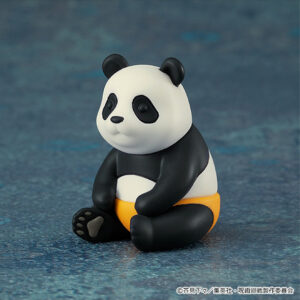 Nendoroid Panda de la série Jujutsu Kaisen, assis avec des shorts orange, expression amicale, vue 3/4 à mi-distance.