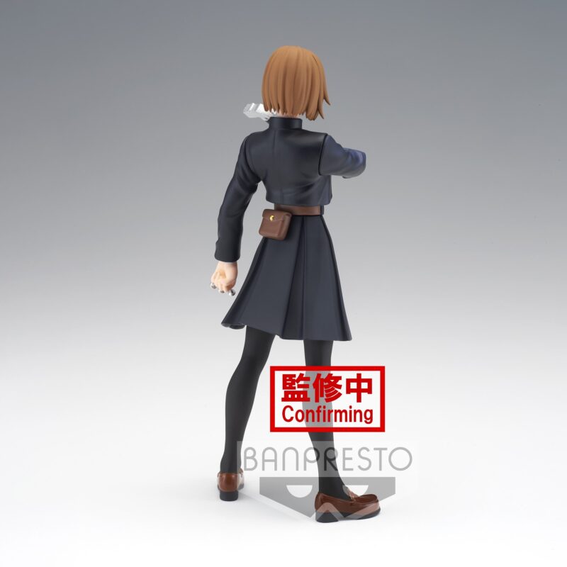 Figurine Banpresto de Nobara Kugisaki de la série Jujutsu Kaisen en manteau noir, en posture d'action avec main droite levée, vue de dos à mi-distance.