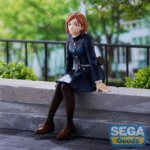 Figurine Sega de Nobara Kugisaki de la série Jujutsu Kaisen en uniforme scolaire bleu, assise sur un rebord en posture contemplative, vue de face à mi-distance.