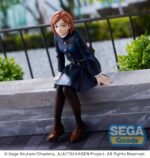 Figurine Sega de Nobara Kugisaki de la série Jujutsu Kaisen en uniforme bleu, assise avec une expression détendue, vue de face à mi-distance.