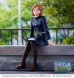 Figurine Funko Pop! de Nobara Kugisaki de la série Jujutsu Kaisen en uniforme bleu, assise avec une posture détendue et expression neutre, vue de face à mi-distance.