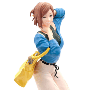 Figurine Funko Pop! de Nobara Kugisaki de la série Jujutsu Kaisen en haut bleu, en posture joueuse avec un sourire large, tenant un sac jaune sur l'épaule. Vue de face à mi-distance.