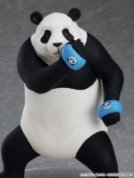 Figurine Pop Up Parade de Panda de la série Jujutsu Kaisen, en posture dynamique avec expression curieuse, portant des bracelets bleus, vue 3/4 à mi-distance.