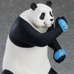 Figurine Pop Up Parade de Panda de la série Jujutsu Kaisen, en posture dynamique avec expression joyeuse, portant des bracelets légers bleus. Vue 3/4 à mi-distance.