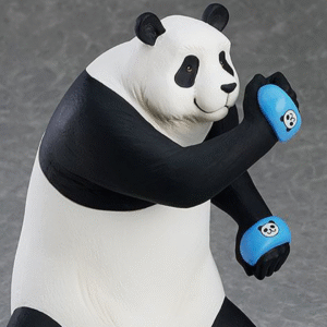 Figurine Pop Up Parade de Panda de la série Jujutsu Kaisen, en posture dynamique avec expression joyeuse, portant des bracelets légers bleus. Vue 3/4 à mi-distance.