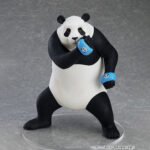 Figurine Pop Up Parade de Panda de la série Jujutsu Kaisen, en posture défensive avec expression déterminée, bras droit levé, portant des bracelets bleus avec des visages de panda. Vue 3/4 à mi-distance.